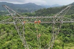 Bút ký - Những người đi dọc đường dây