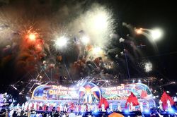 Vạn người đội mưa xem concert 'Quảng Ninh rạng rỡ tương lai'