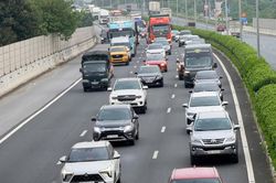 Ngày đầu nghỉ lễ 2/9: Cửa ngõ Hà Nội đông nghẹt, CSGT căng mình phân luồng