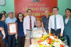 Hai đảng vi&ecirc;n ở Gia Lai vinh dự nhận Huy hiệu 80 tuổi Đảng