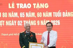 Chủ tịch Quốc hội Trần Thanh Mẫn trao Huy hiệu Đảng tặng đảng viên lão thành tại Thành phố Hồ Chí Minh