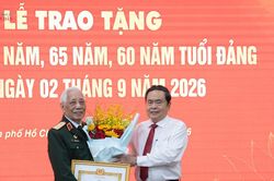 Chủ tịch Quốc hội Trần Thanh Mẫn trao tặng Huy hiệu 80 năm tuổi Đảng