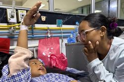Phép màu giữa vùng lũ Nepal: Cậu bé 8 tuổi sống sót nhờ trèo lên cây