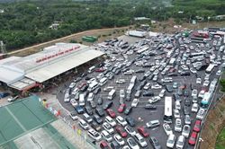 Dòng xe ùn ứ kéo dài nhiều giờ trên cao tốc TP Hồ Chí Minh - Long Thành - Dầu Giây
