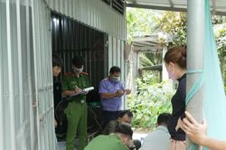 Con gái tá hỏa phát hiện cha cầm dao đâm mẹ trong phòng ngủ