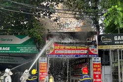 Khống chế nhanh vụ ch&aacute;y gara sửa chữa &ocirc; t&ocirc; tr&ecirc;n đường L&ecirc; Quang Đạo