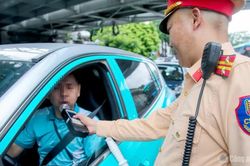 Hà Nội: CSGT cùng Công an phường kiểm soát vi phạm nồng độ cồn dịp nghỉ lễ