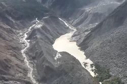 Hồ nước tràn bờ tại biên giới Nepal - Trung Quốc