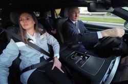 Tổng thống Putin lái thử mẫu SUV mới mang thương hiệu Nga