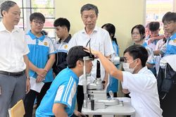Học sinh được khám sức khỏe miễn phí