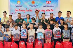 Hội Khuyến học Quảng Ninh và nhà tài trợ tặng quà, học bổng cho học sinh khó khăn tại Ba Chẽ