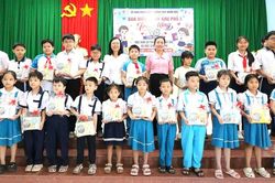 Khuyến học Gia Lai trao hơn 620 triệu đồng học bổng, phần qu&agrave; tiếp sức cho gi&aacute;o vi&ecirc;n v&agrave; học sinh