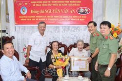 60 năm kiên trung dưới cờ Đảng
