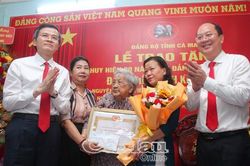 Gi&aacute;m đốc Học viện Ch&iacute;nh trị Quốc gia Hồ Ch&iacute; Minh trao Huy hiệu Đảng cho đảng vi&ecirc;n cao ni&ecirc;n