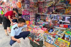 Hà Nội: Thu giữ, buộc tiêu hủy gần 1.500 sản phẩm phục vụ Tết Trung thu
