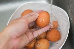 Có nên rửa trứng gà, trứng vịt trước khi cất vào tủ lạnh?