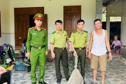 Rắn 'khổng lồ' dài 3m, nặng hơn 4kg bất ngờ 'có mặt' tại nhà người dân ở Nghệ An