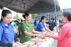 An Giang: 'Phiên chợ 0 đồng' đến với hàng trăm người dân hoàn cảnh khó khăn