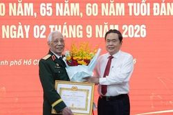 Chủ tịch Quốc hội Trần Thanh Mẫn trao Huy hiệu Đảng tặng các đảng viên cao tuổi tại TPHCM