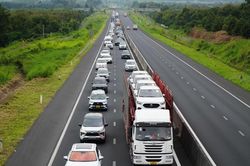 Hai vụ tai nạn li&ecirc;n ho&agrave;n tr&ecirc;n cao tốc do kh&ocirc;ng giữ khoảng c&aacute;ch an to&agrave;n khiến 11 &ocirc; t&ocirc; hư hỏng