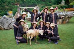 Cuộc thi hoa hậu gây chú ý khi cho thí sinh chăn dê, lội suối bắt cá