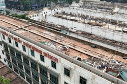 Cận cảnh tháo dỡ nhà máy Giầy Thượng Đình trên khu đất vàng Hà Nội