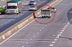Từ 1/3/2027, đưa tình huống giữ khoảng cách an toàn vào thi sát hạch lái xe