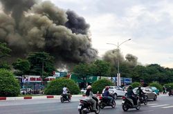 Hiện trường ch&aacute;y xưởng sửa chữa &ocirc; t&ocirc; ở H&agrave; Nội, cuồn cuộn kh&oacute;i đen tr&ugrave;m khu vực
