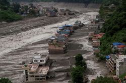 Sông băng đổ sụp, 'sóng thần trên núi' cuồn cuộn xé toạc vùng biên giới Nepal