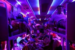 Xe 'nhồi nhét' khách bị cảnh sát giao thông Hà Nội đón lõng xử phạt nghiêm