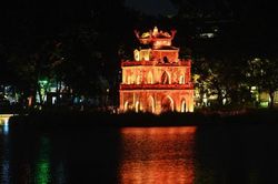 Hồ Hoàn Kiếm rực sáng về đêm bằng công nghệ ánh sáng mapping hiện đại
