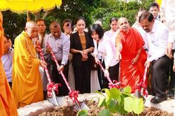Đồng ch&iacute; Ph&ugrave;ng Thị Hồng H&agrave; dự lễ trồng Th&aacute;nh t&iacute;ch cội Bồ Đề tại ch&ugrave;a Vạn Ph&uacute;c