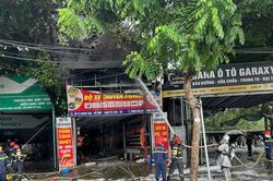 Đ&atilde; khống chế đ&aacute;m ch&aacute;y tr&ecirc;n đường L&ecirc; Quang Đạo
