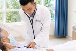 Tiết dịch giống sữa, người phụ nữ 68 tuổi phát hiện u tuyến yên gần 5 cm