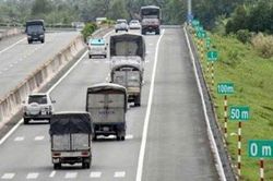 Liên tiếp xử lý các tài xế không giữ khoảng cách an toàn trên cao tốc