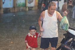 Cảnh báo mưa dông kèm lốc sét ở khu vực nội thành Hà Nội