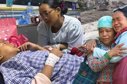Bé trai sống sót thần kỳ giữa trận lũ Nepal, bật khóc khi đoàn tụ mẹ
