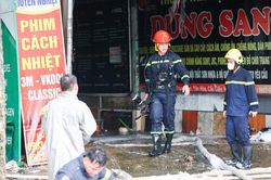 Ch&aacute;y dữ dội d&atilde;y l&aacute;n tạm, xưởng &ocirc; t&ocirc; tr&ecirc;n đường L&ecirc; Quang Đạo, H&agrave; Nội