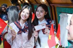 Thí sinh Hoa hậu Việt Nam xúc động khi được trải nghiệm Chuyến tàu Độc lập