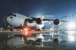 Vận tải cơ khổng lồ C-17 Mỹ bất ngờ hạ cánh xuống Moscow