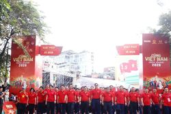 Rực rỡ sắc cờ, hàng vạn người cùng Việt Nam tiến bước