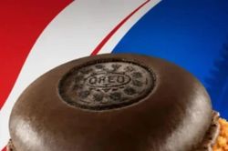 Độc lạ món bánh Burger gà rán kết hợp bánh quy Oreo tại Trung Quốc