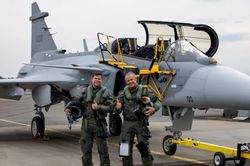 Chiến đấu cơ Gripen F hai chỗ ngồi lần đầu cất cánh