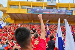 Bầu kh&ocirc;ng kh&iacute; cuồng nhiệt của cổ động vi&ecirc;n C&ocirc;ng an H&agrave; Nội trước giờ diễn ra trận Si&ecirc;u c&uacute;p Quốc gia
