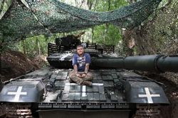 Xung đột Nga-Ukraine: Xe tăng chủ lực 'vứt xó', giăng đầy mạng nhện