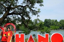 Du khách thích thú check-in bên không gian Hồ Hoàn Kiếm