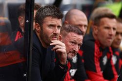 Carrick phản pháo chỉ trích nhắm vào MU