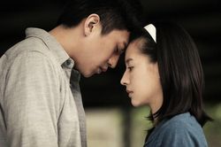 Cô đơn, nhiều người chấp nhận tình yêu kiểu 'lò vi sóng'
