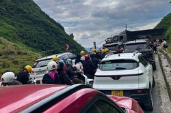 H&agrave;ng xe kẹt d&agrave;i tr&ecirc;n đường l&ecirc;n H&agrave; Giang