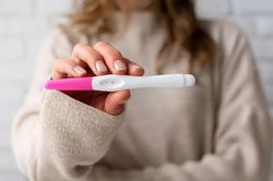Vì sao mới quan hệ được một tháng mà tuổi thai đã là 6 tuần?